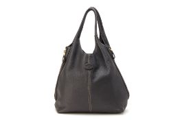 A TOD'S NAVY BLUE PEBBLED LEATHER ZIP TOTE