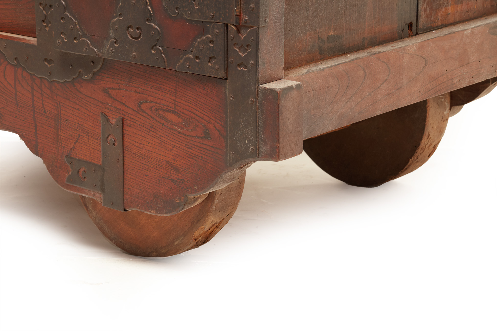 A JAPANESE IRON MOUNTED KURUMA TANSU (WHEEL CHEST) - Image 4 of 5