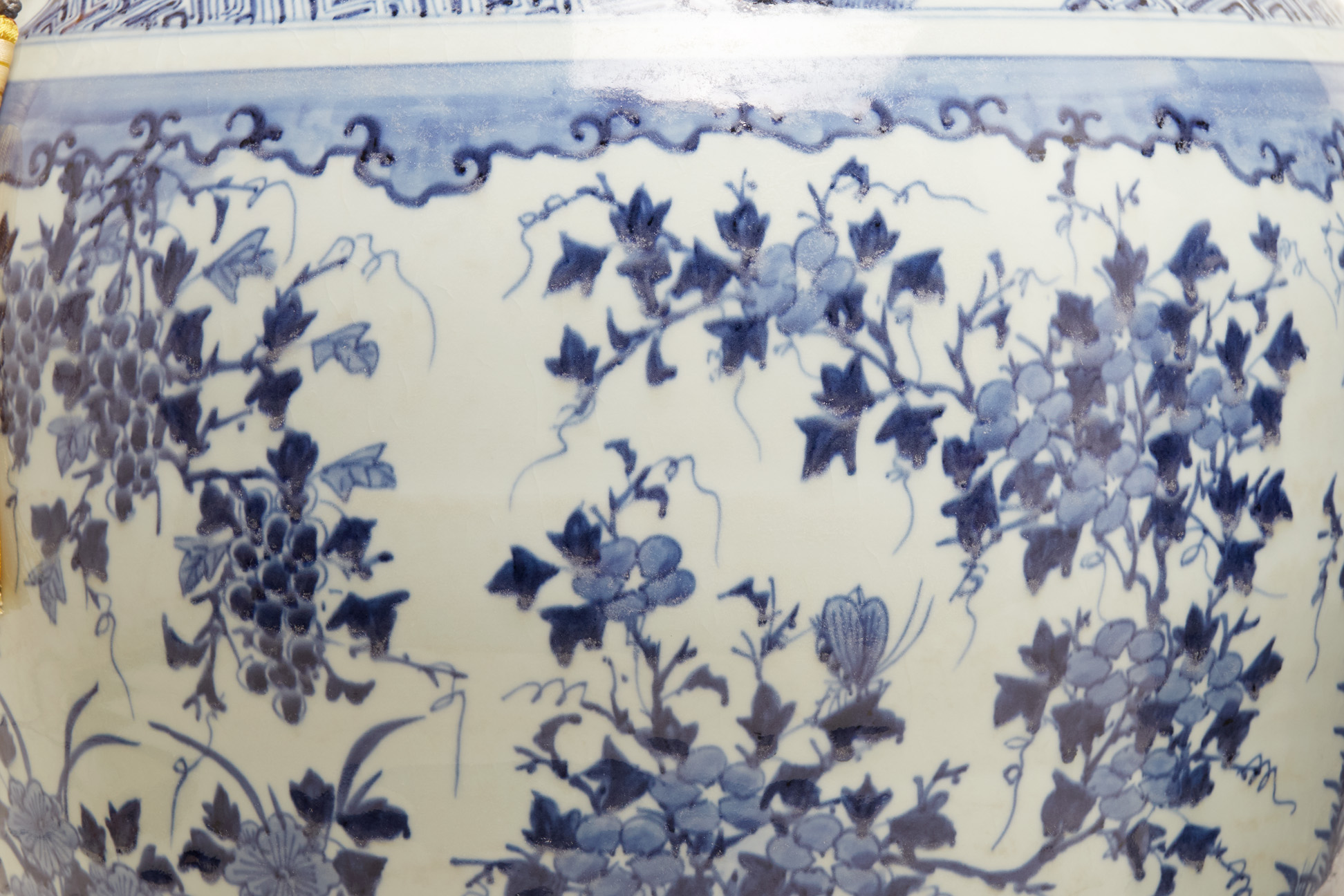 A PAIR OF LARGE BLUE & WHITE JARS AND COVERS ON STAND - Image 3 of 6