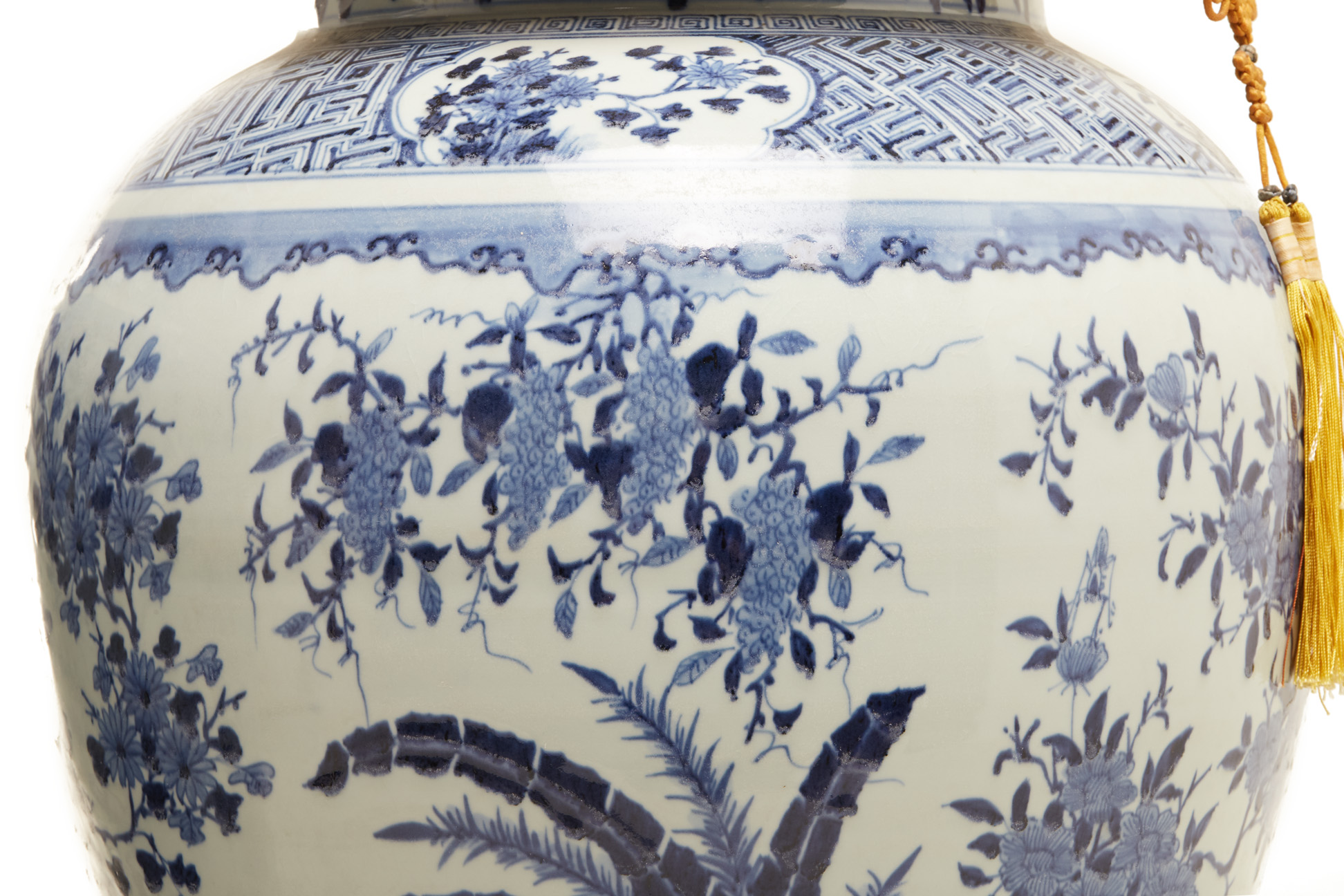 A PAIR OF LARGE BLUE & WHITE JARS AND COVERS ON STAND - Image 2 of 6