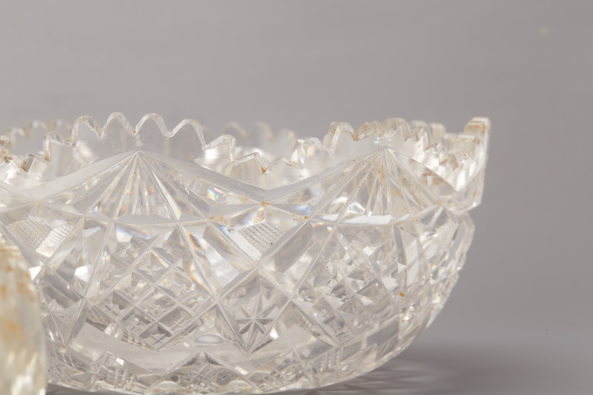 A GROUP OF THREE CUT GLASS BOWLS - Image 3 of 3