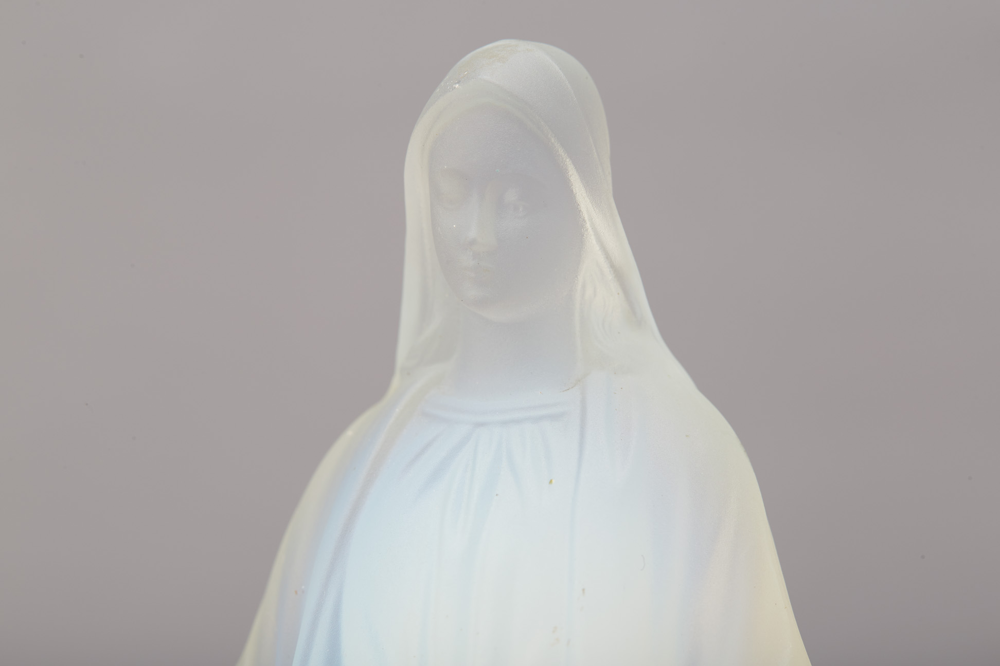 AN ETLING OPALESCENT GLASS FIGURE OF VIRGIN MARY - Image 2 of 2