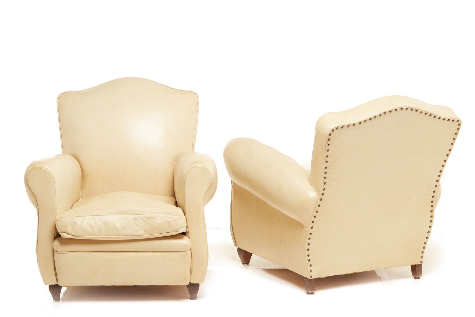 A PAIR OF CREAM LEATHER CLUB ARMCHAIRS - Image 2 of 5