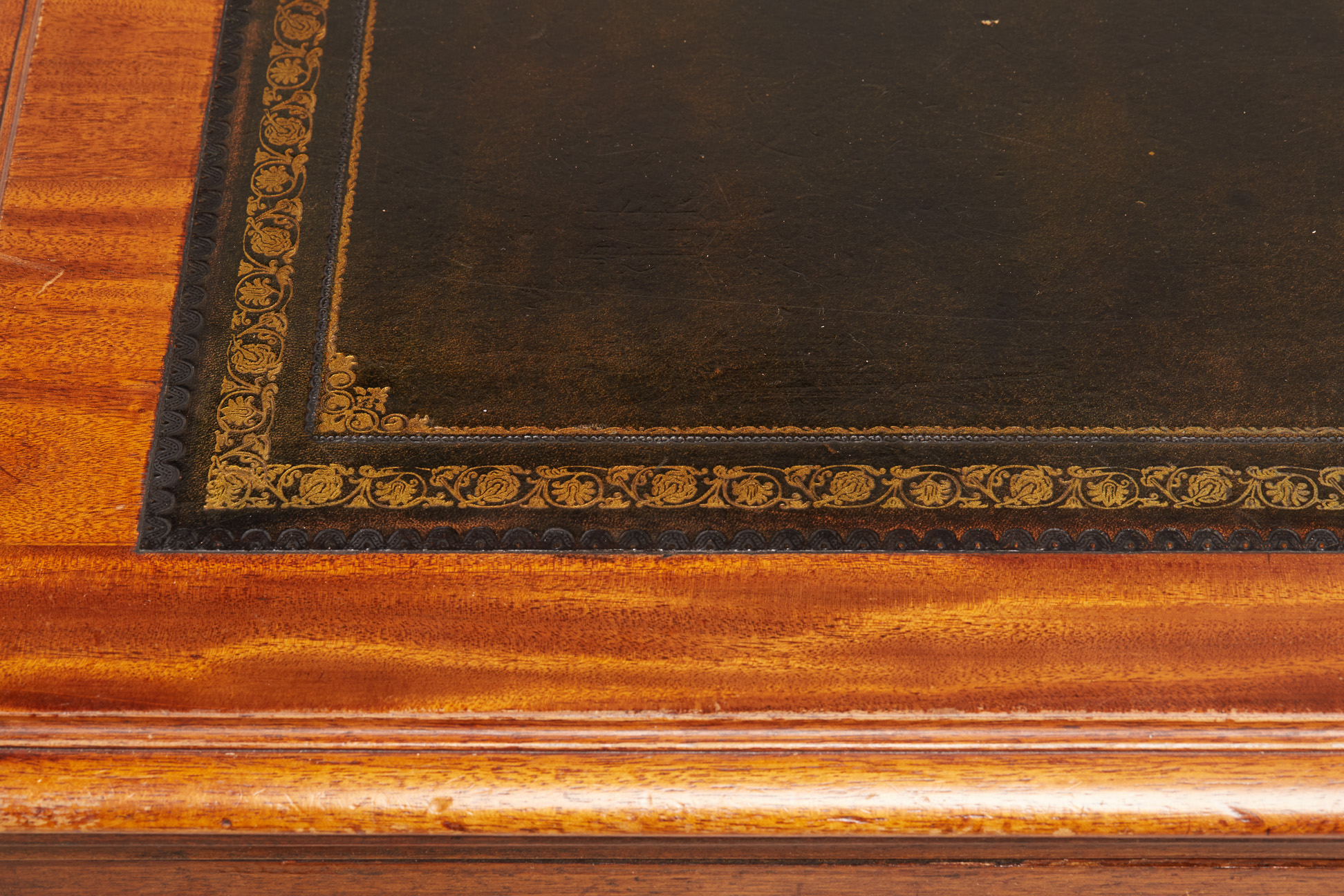 A VICTORIAN MAHOGANY TWIN PEDESTAL DESK - Image 3 of 4