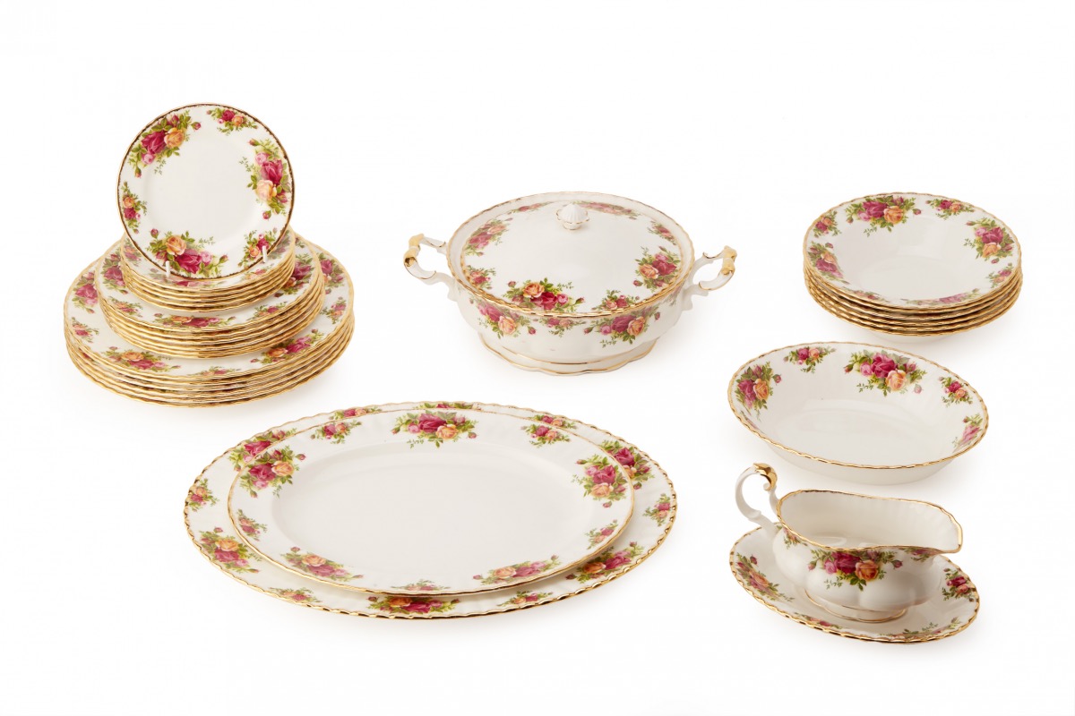 A ROYAL ALBERT OLD COUNTRY ROSES DINNER SERVICE