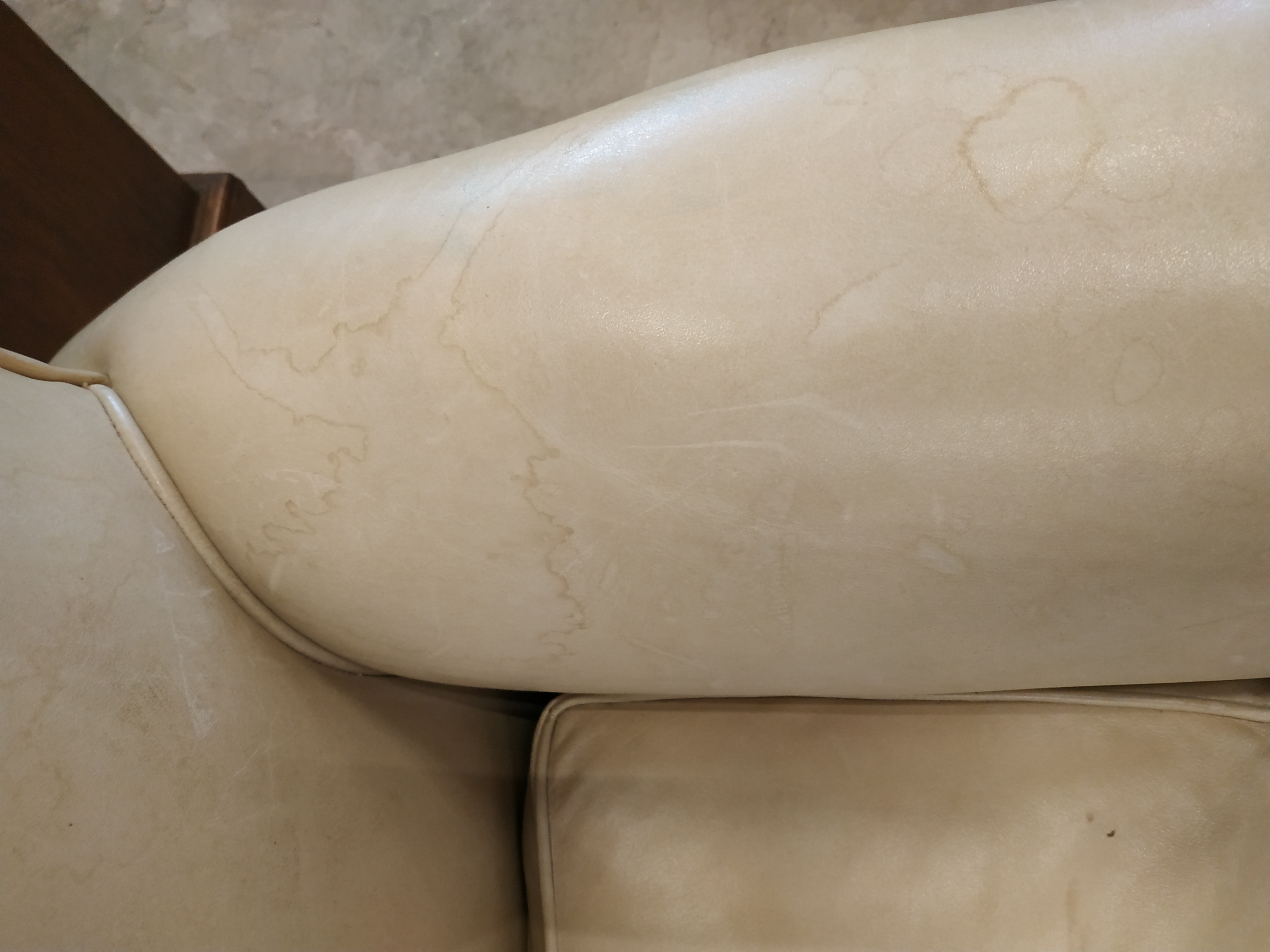 A PAIR OF CREAM LEATHER CLUB ARMCHAIRS - Image 4 of 5