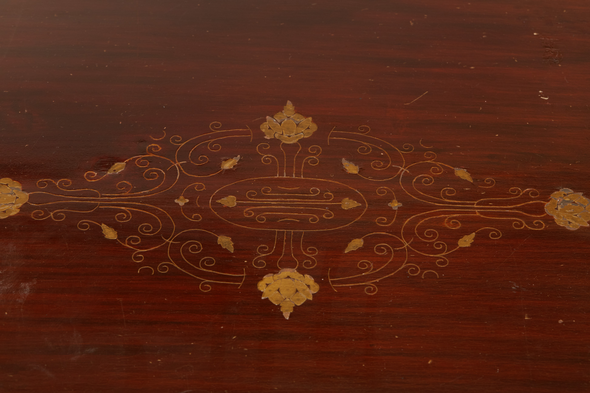 A BRASS INLAID WRITING TABLE AND ARMCHAIR - Image 4 of 10