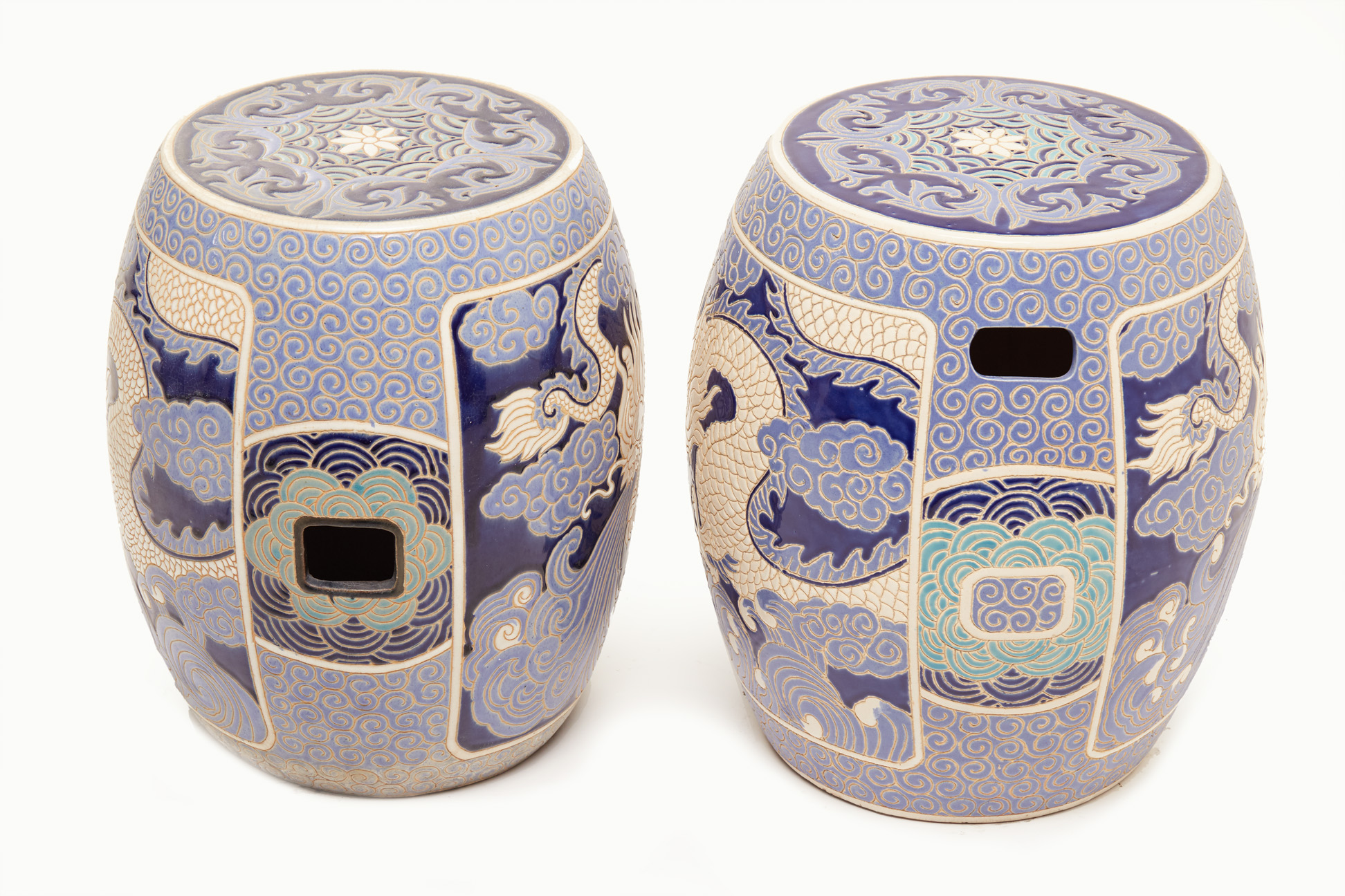 A PAIR OF BLUE AND WHITE BARREL FORM STOOLS - Image 2 of 5