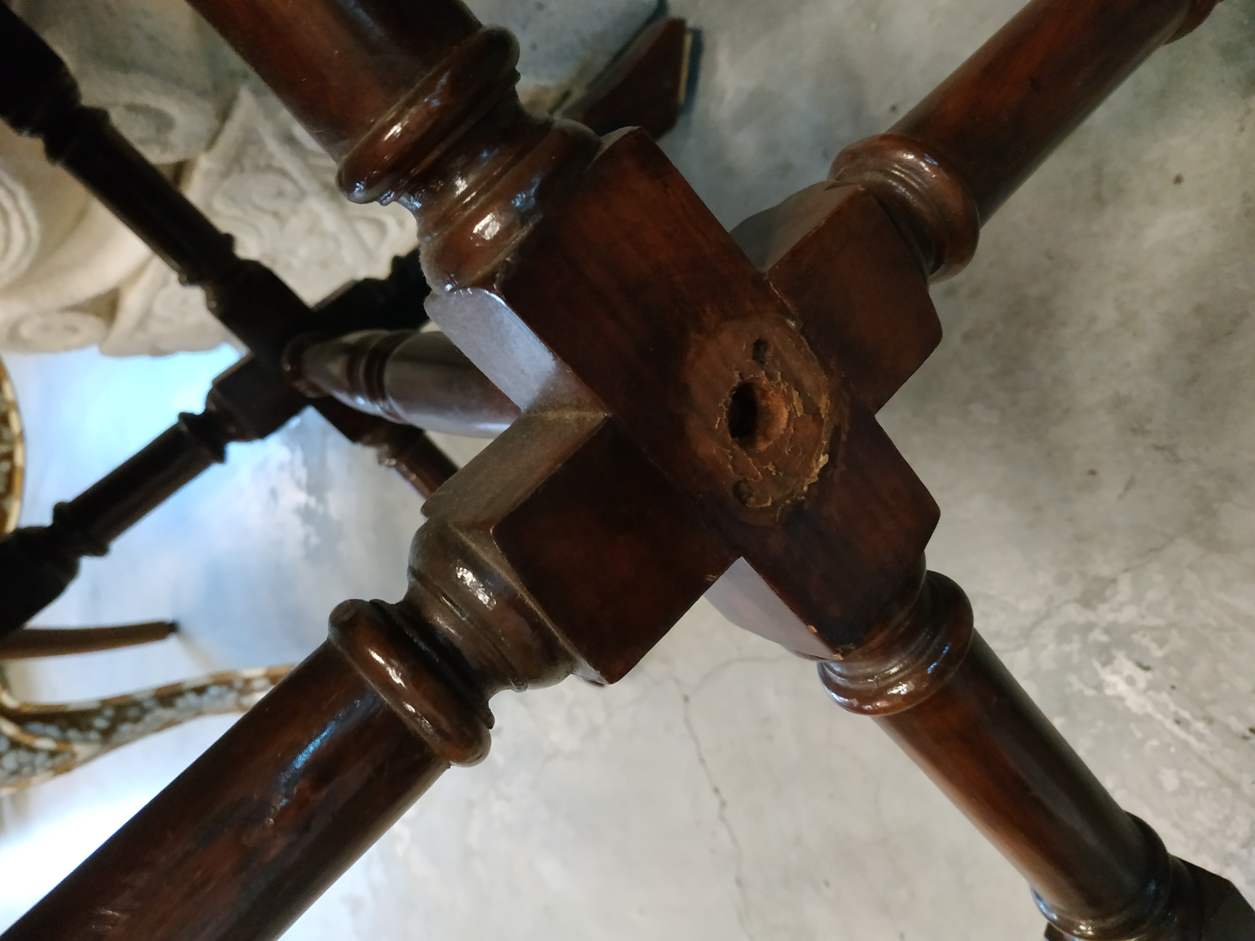 A BRASS INLAID WRITING TABLE AND ARMCHAIR - Image 10 of 10