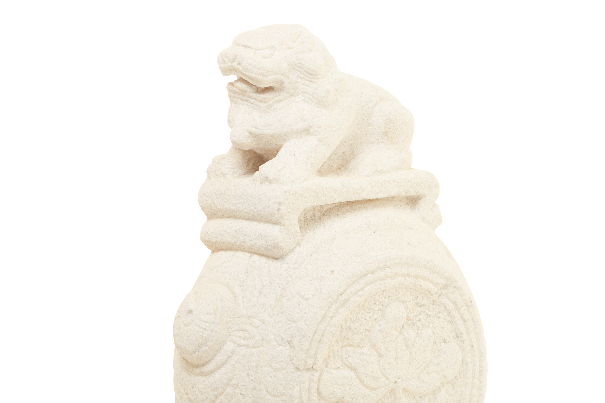 A PAIR OF LARGE CARVED STONE FOO DOGS ON DRUMS - Image 3 of 6