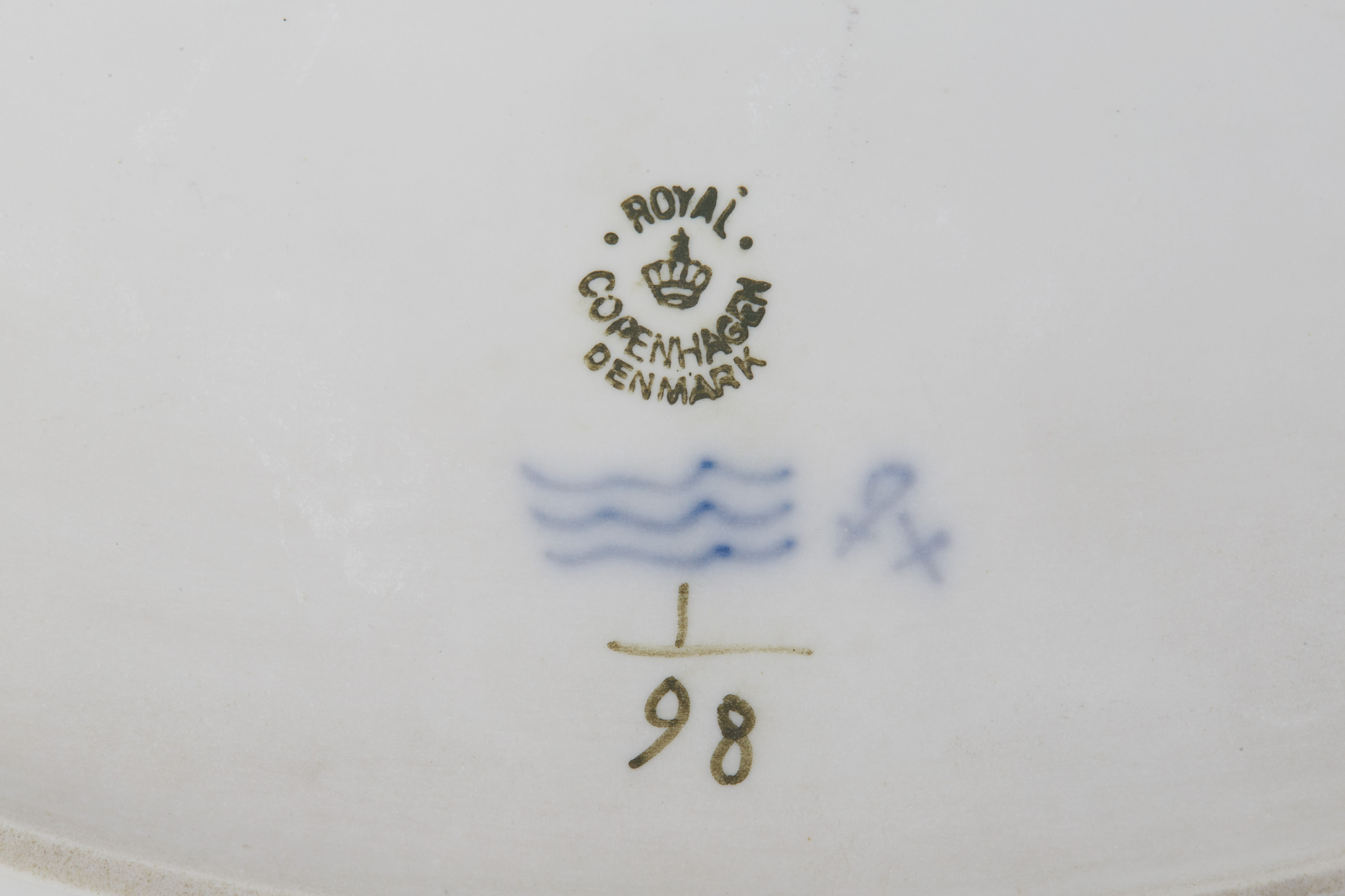 A ROYAL COPENHAGEN BLUE & WHITE PORCELAIN SERVING DISH - Image 3 of 3