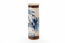 A BLUE AND WHITE CRACKLE GLAZED SLEEVE VASE