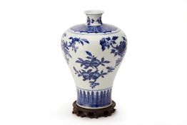 A BLUE AND WHITE PORCELAIN MEIPING SHAPE VASE