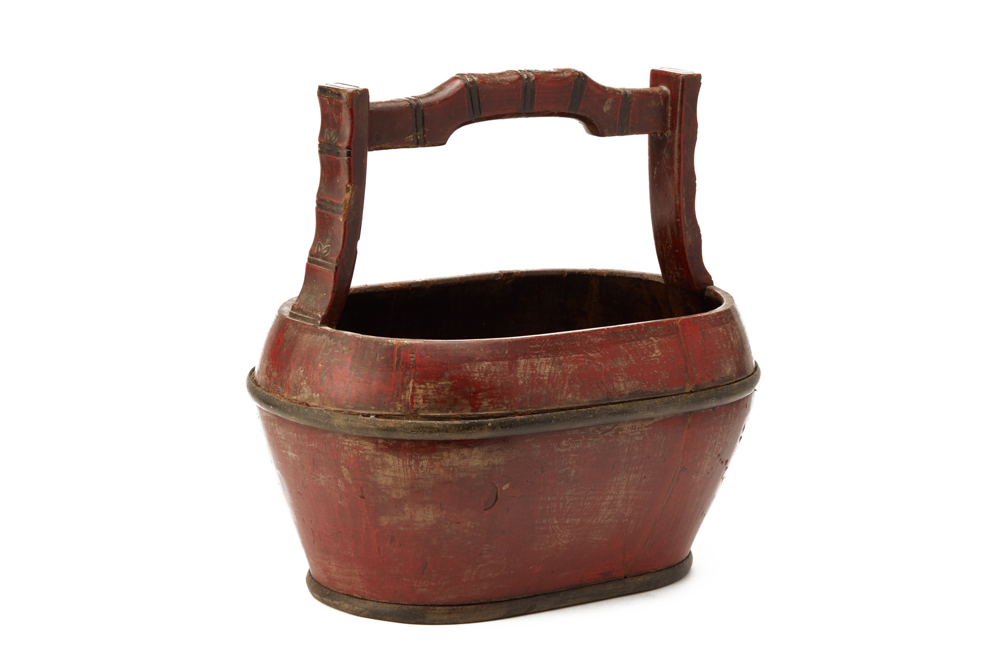 A RED LACQUER AND BRASS BOUND BUCKET - Image 3 of 3