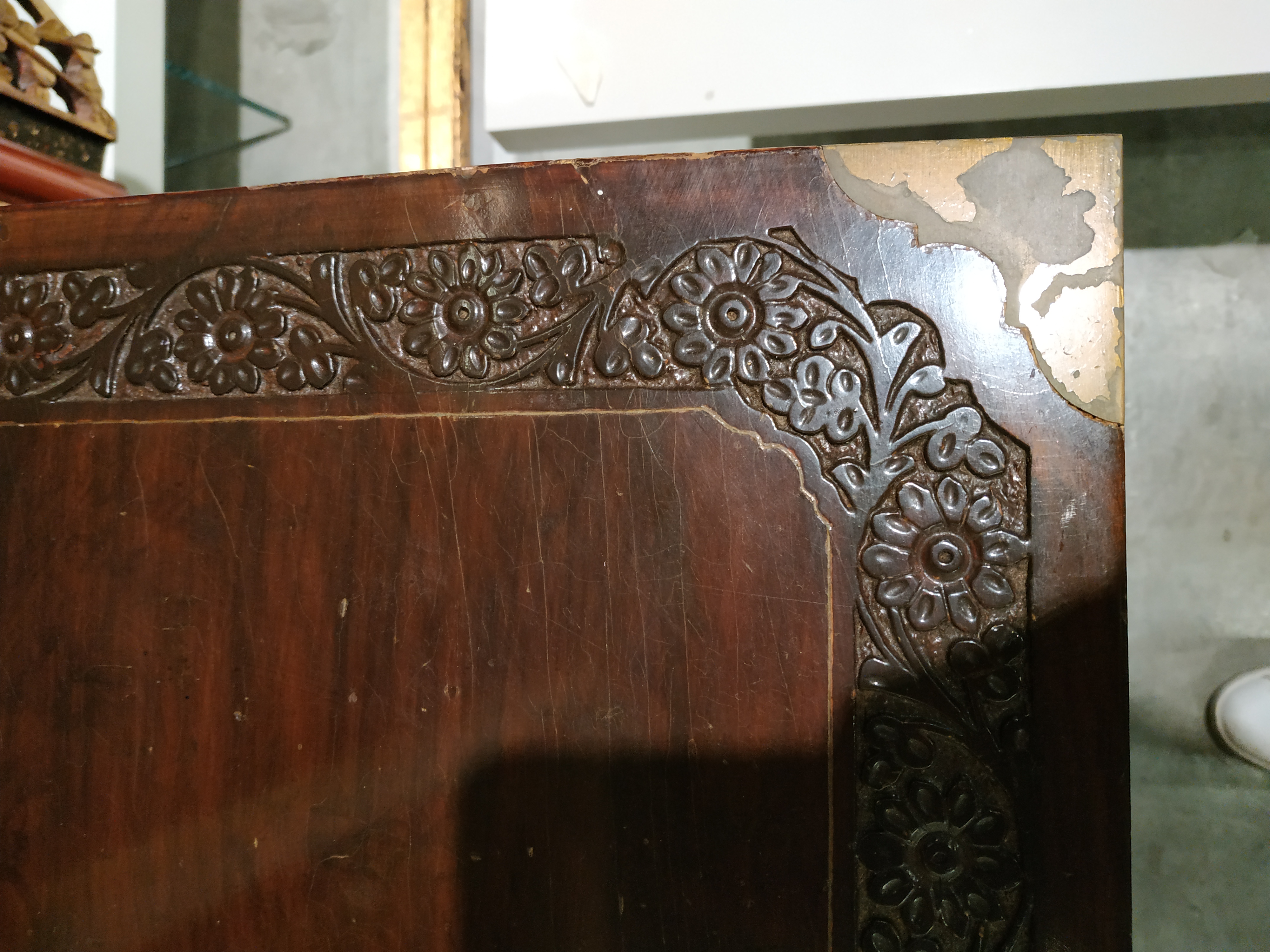 A BRASS INLAID WRITING TABLE AND ARMCHAIR - Image 6 of 10