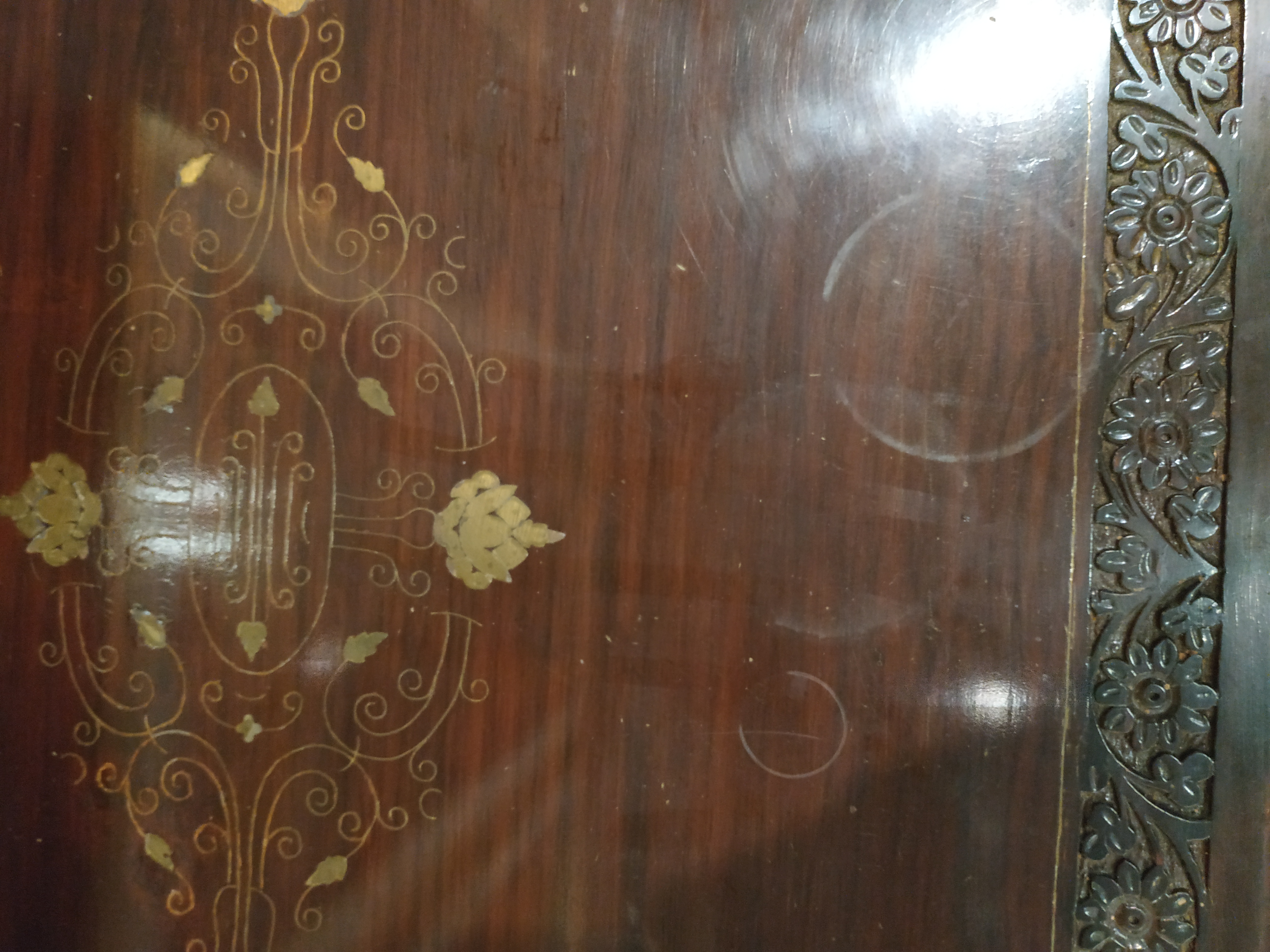 A BRASS INLAID WRITING TABLE AND ARMCHAIR - Image 7 of 10