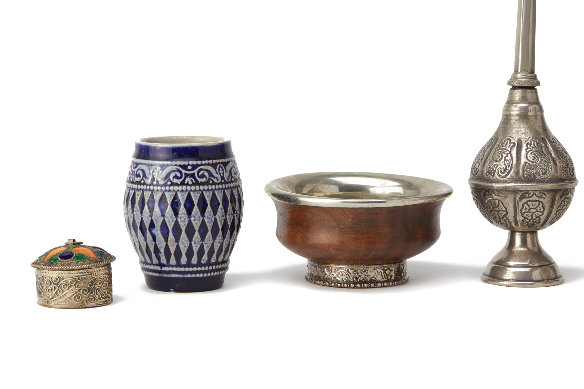A GROUP OF ASSORTED SILVER, METALWARE AND CERAMICS - Image 3 of 5
