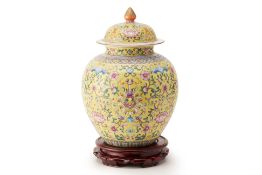 A LARGE YELLOW GROUND FAMILLE ROSE PORCELAIN VASE AND COVER