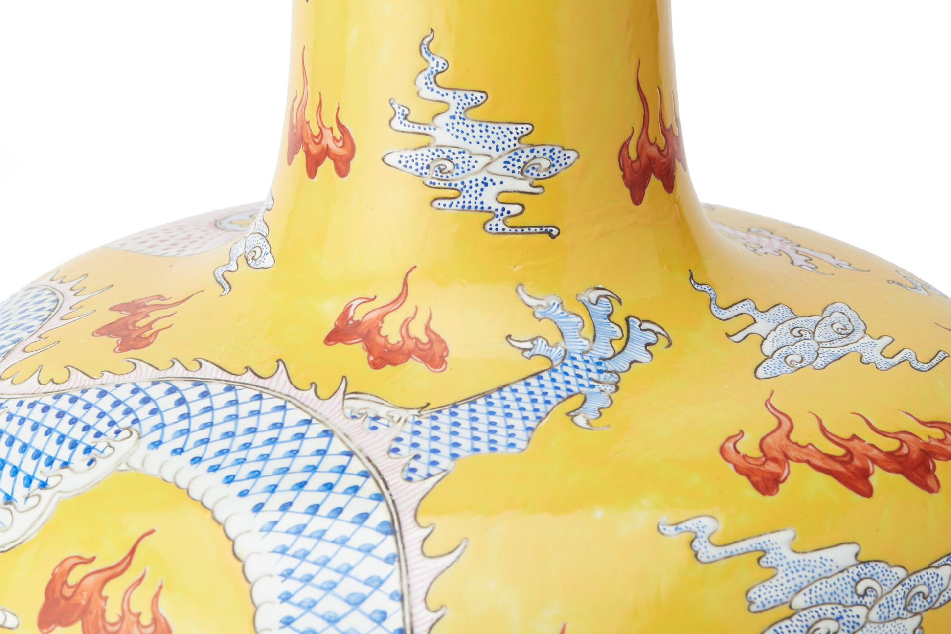 A LARGE YELLOW GROUND DRAGON BOTTLE VASE - Image 4 of 6