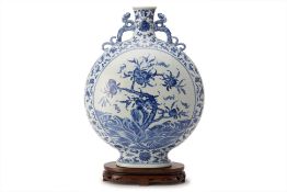 A LARGE BLUE AND WHITE PORCELAIN 'PEACH AND BAT' MOONFLASK