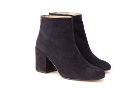 A PAIR OF STUART WEITZMAN BLACK SUEDE ANKLE BOOTS EU 36