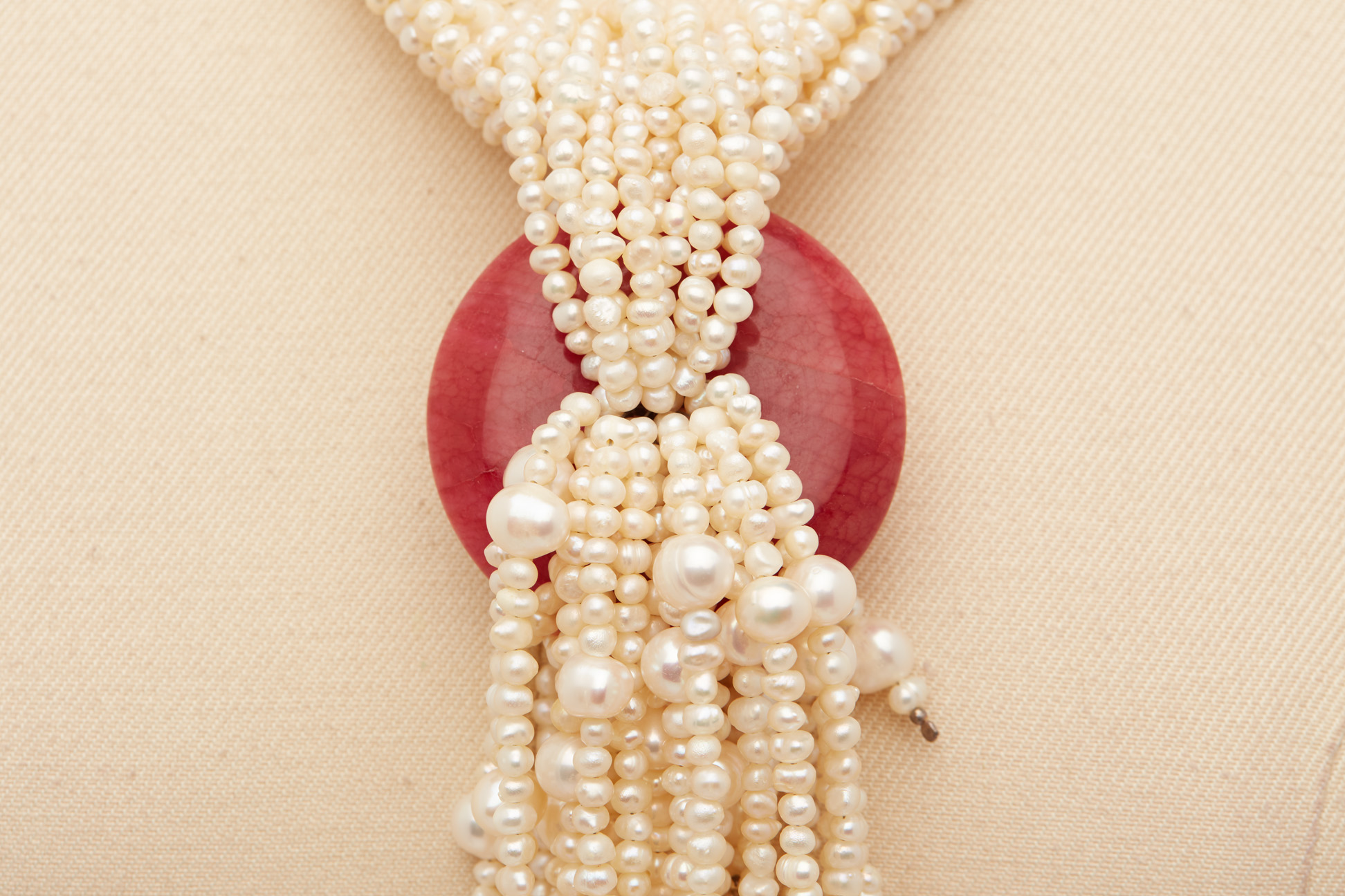 A THAI DESIGNER FAUX PEARL DANGLING NECKLACE - Image 2 of 3