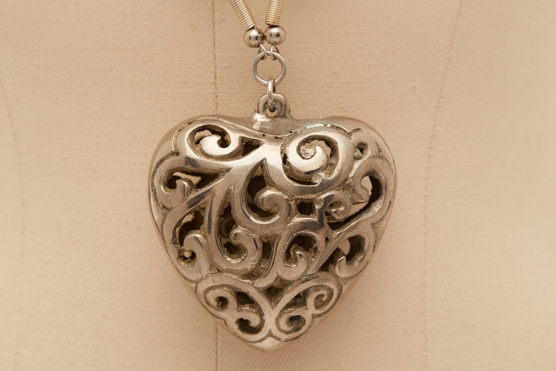 A HEART PENDANT ON A LONG CHAIN - Image 2 of 3