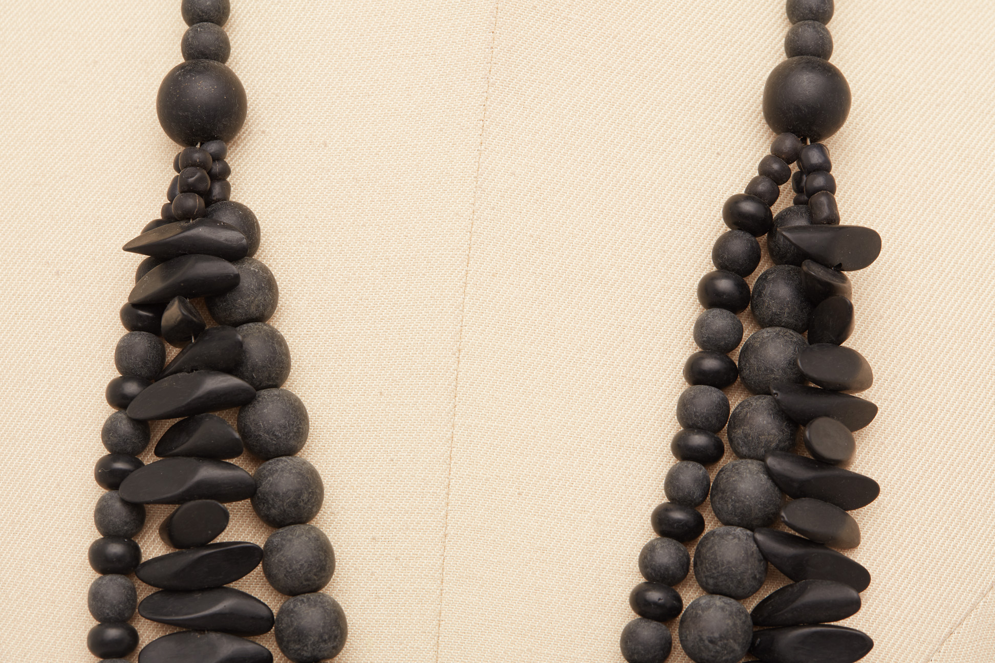 A BLACK STONE NECKLACE - Image 2 of 3