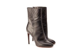 A PAIR OF LOUIS VUITTON LEATHER HEELED ANKLE BOOTS EU 37.5