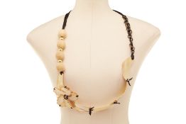 A MARNI SHELL FLOWER NECKLACE
