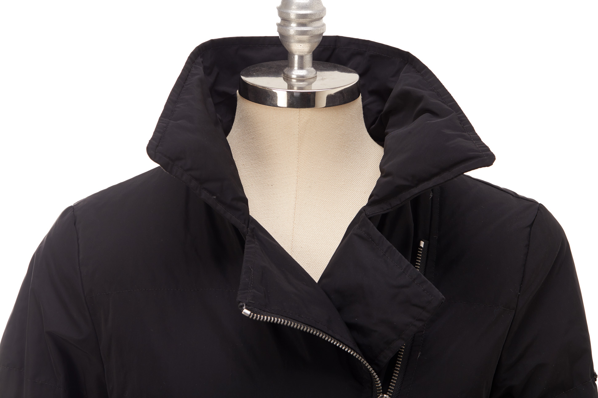 AN AQUASCUTUM BLACK ZIP-UP COAT - Image 2 of 3