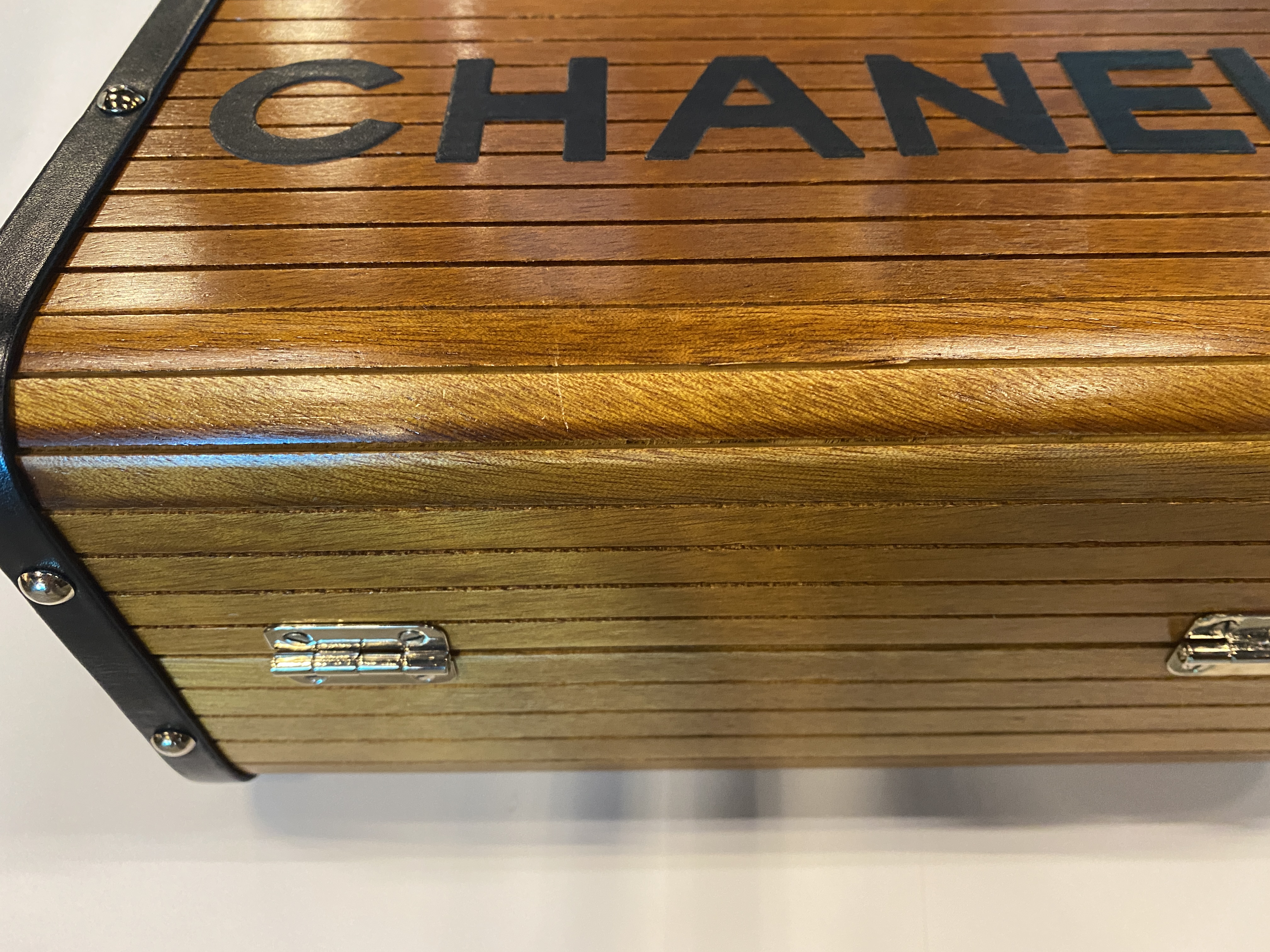 A CHANEL LIMITED EDITION WOOD CRUISE TRUNK BAG - Image 11 of 16