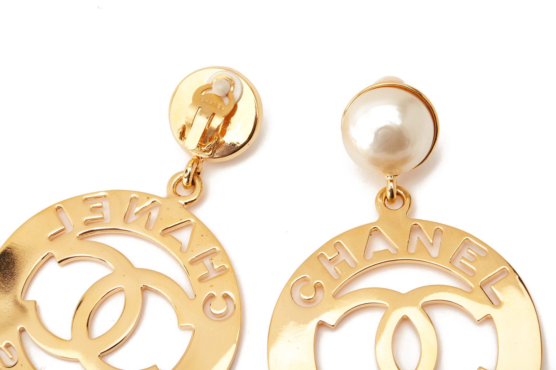 A PAIR OF CHANEL XL GILT METAL AND FAUX PEARL EARRINGS - Image 2 of 3