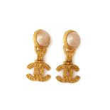 A PAIR OF CHANEL FAUX PEARL AND GILT DROP EARRINGS