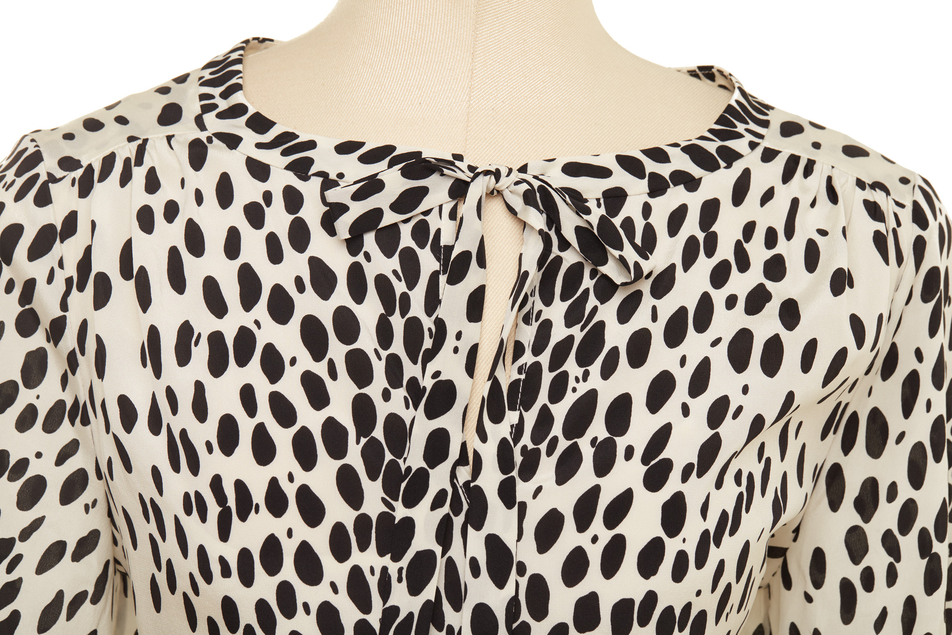 A DKNY BLACK AND WHITE SPOTTED DRESS - Image 2 of 2