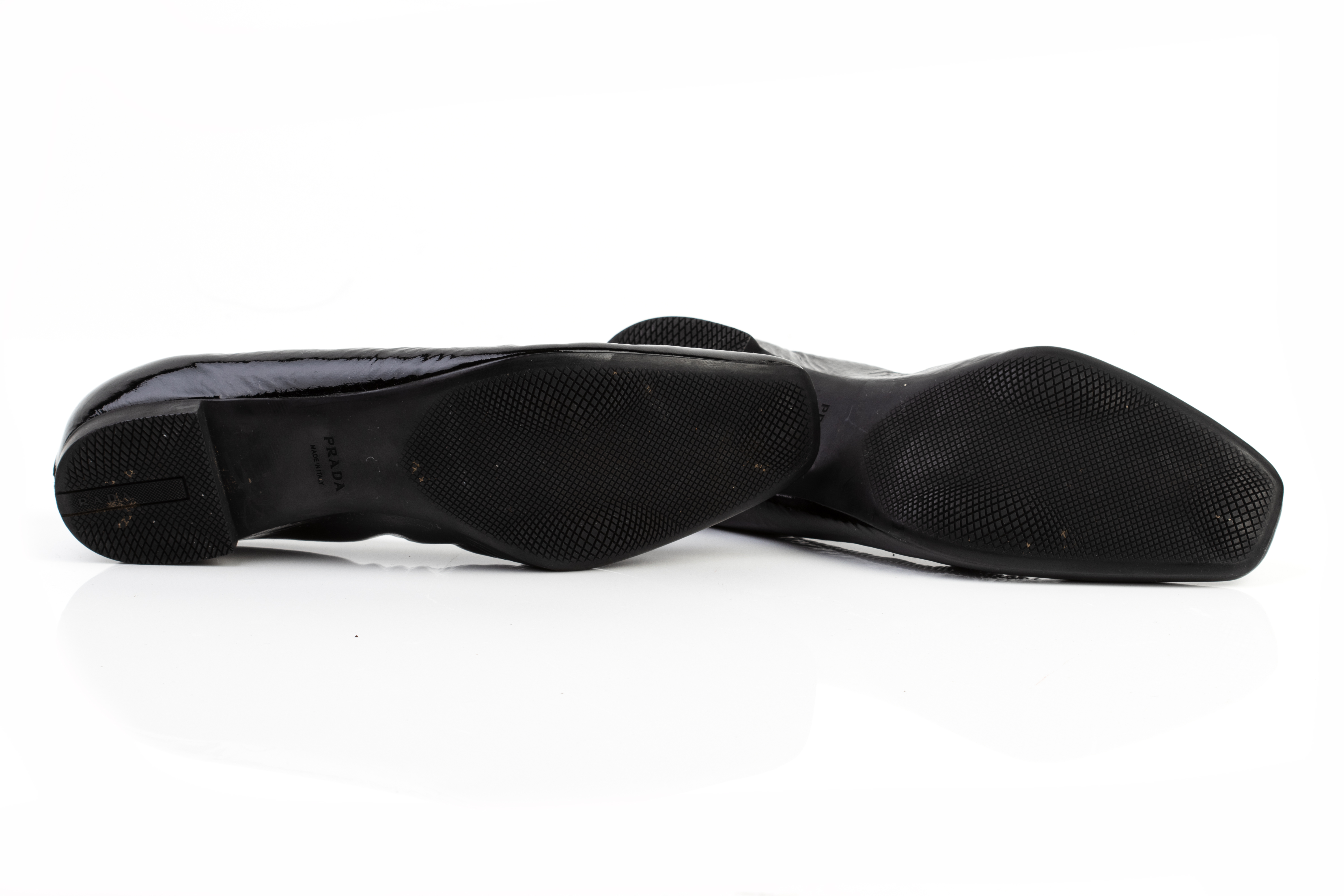 A PAIR OF PRADA PATENT BLACK LEATHER BALLET FLATS EU36 - Image 5 of 5