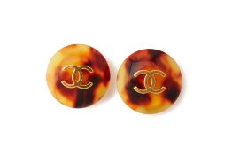 A PAIR OF CHANEL FAUX TORTOISESHELL AND GILT EARRINGS