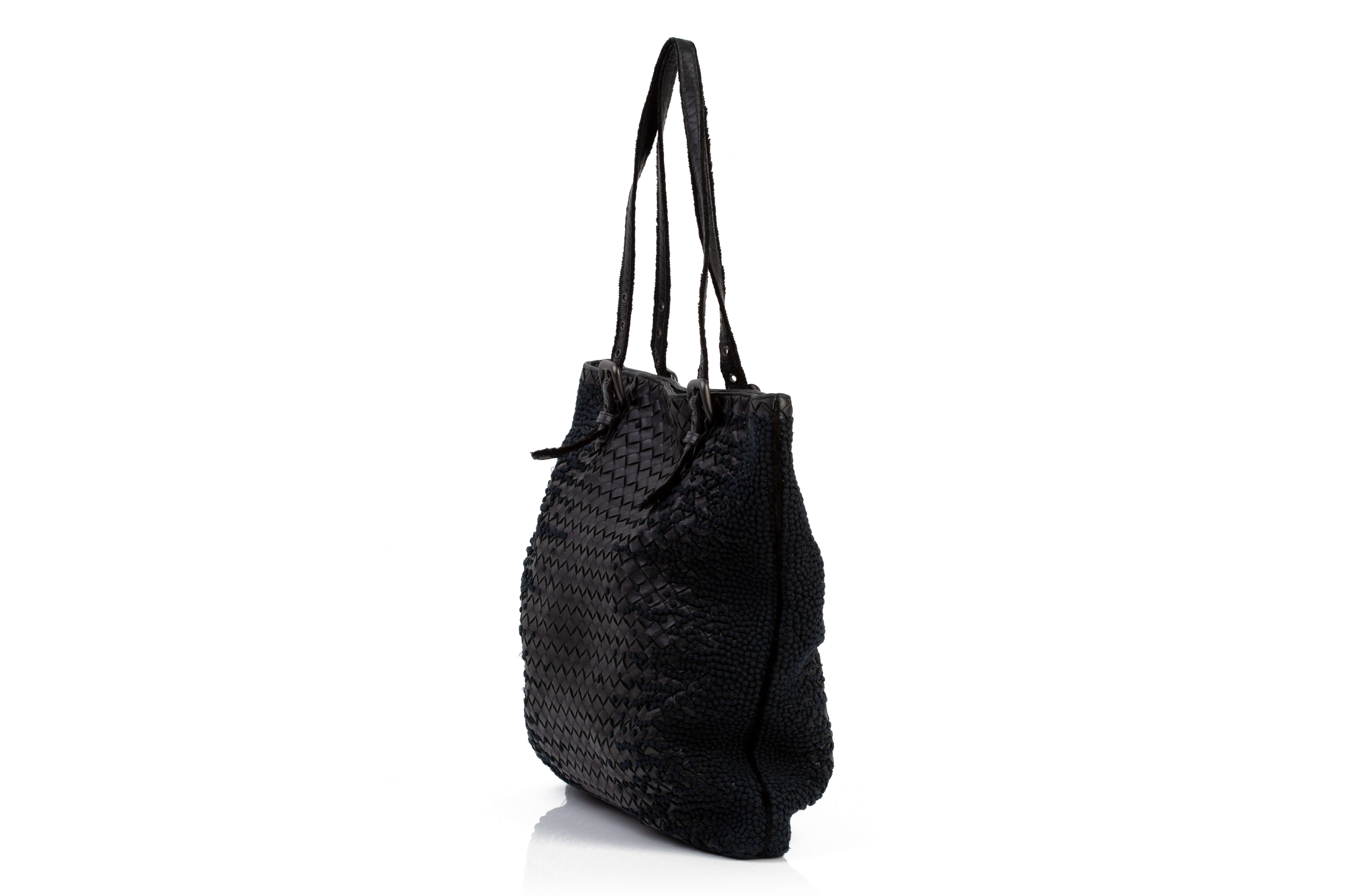 A BOTTEGA VENETA WOVEN BLACK LEATHER TOTE BAG - Image 2 of 3