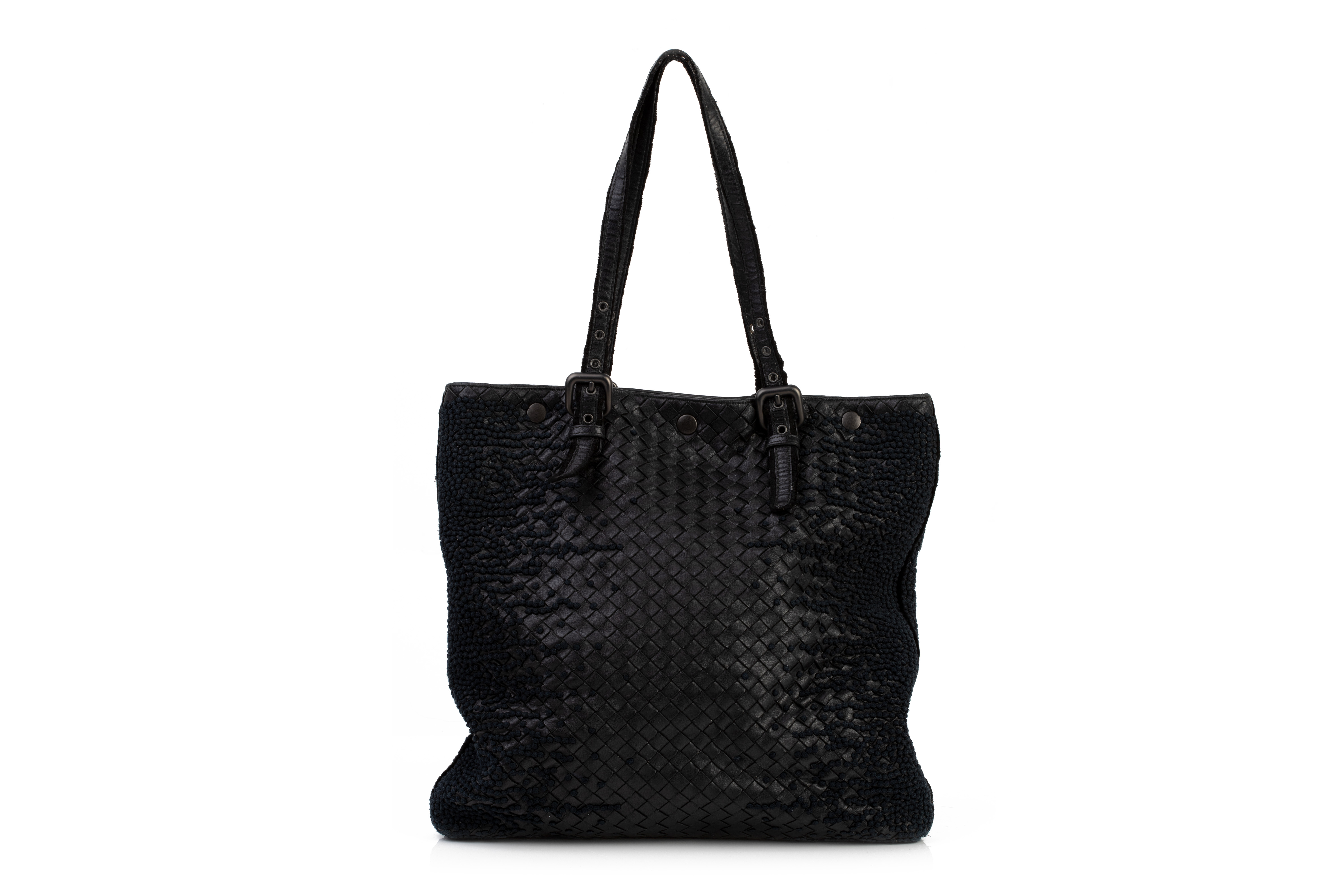 A BOTTEGA VENETA WOVEN BLACK LEATHER TOTE BAG