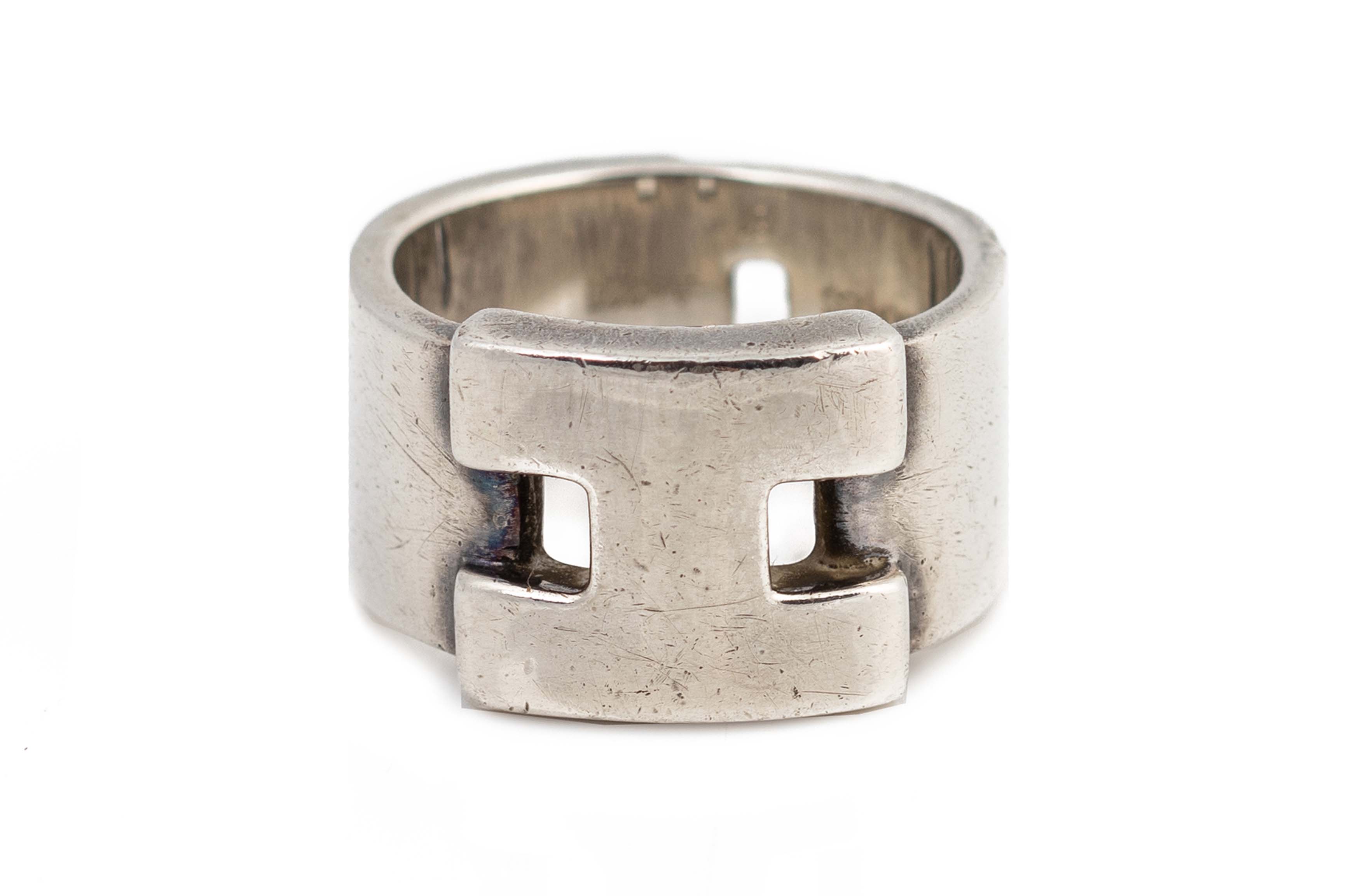 AN HERMES SILVER 'H' RING