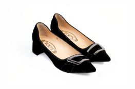 A PAIR OF TOD'S BLACK SUEDE LOW HEELED SHOES