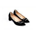 A PAIR OF TOD'S BLACK SUEDE LOW HEELED SHOES