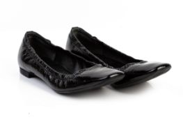 A PAIR OF PRADA PATENT BLACK LEATHER BALLET FLATS EU36