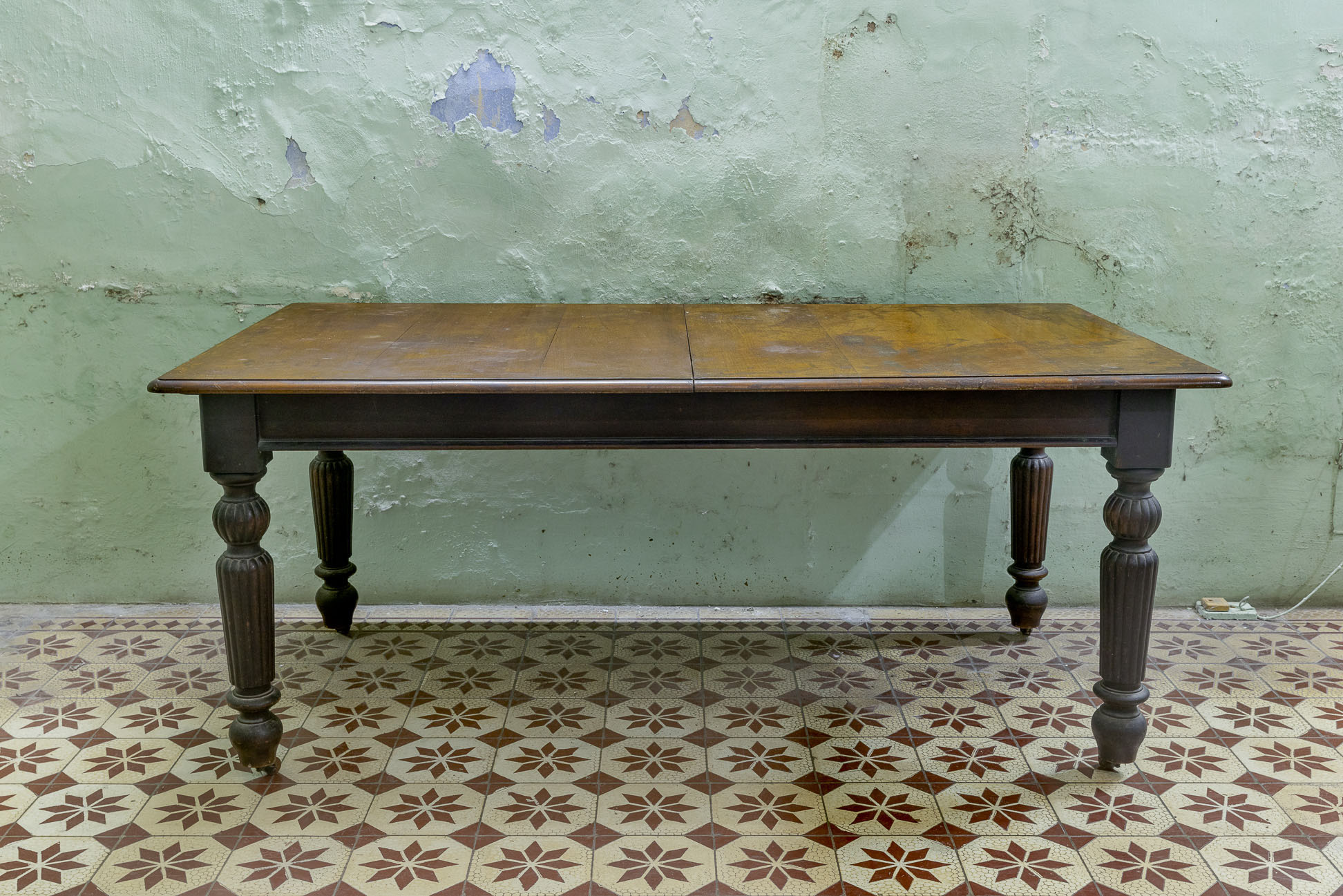 A RECTANGULAR EXTENDING DINING TABLE