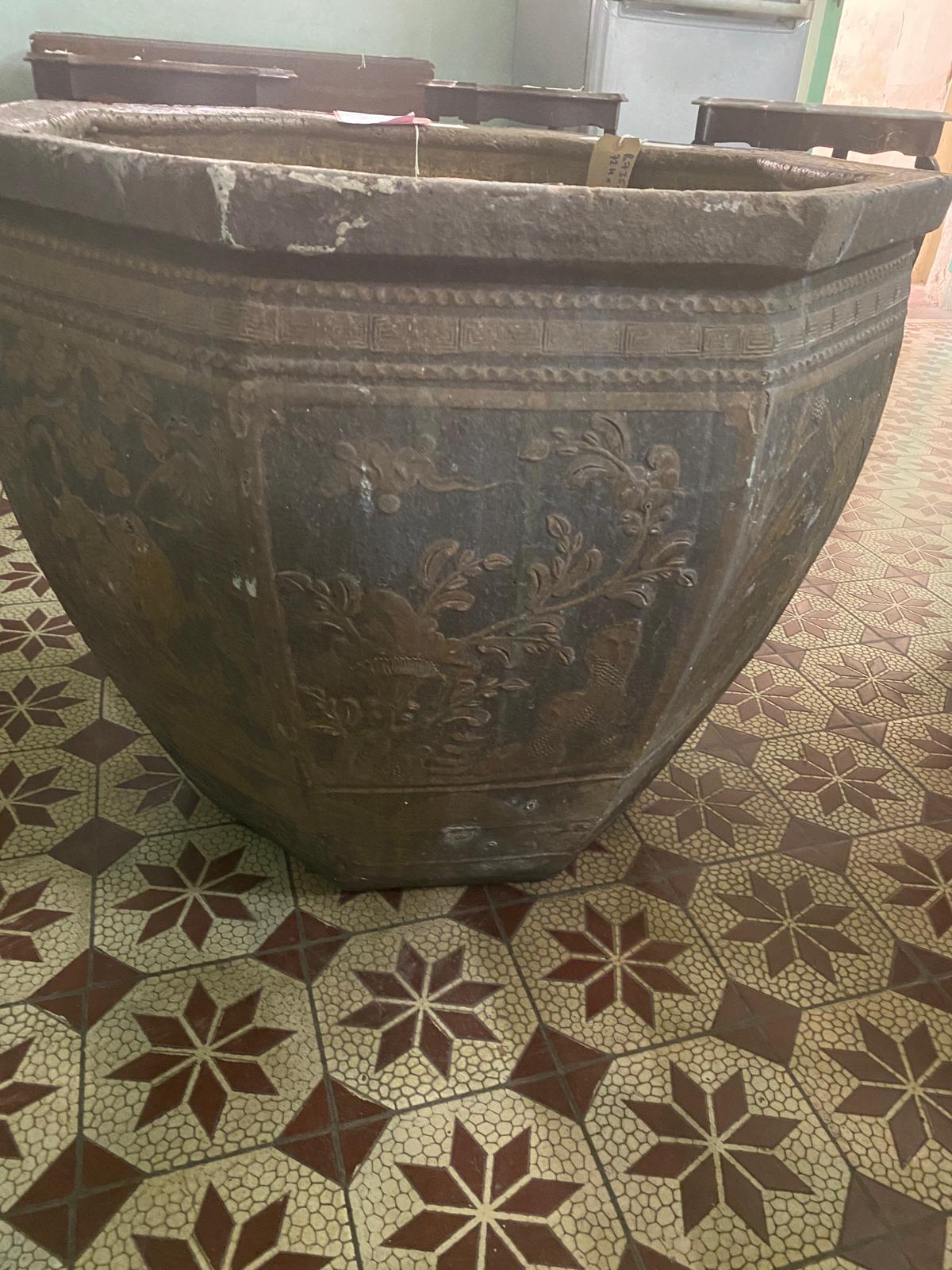 A LARGE HEXAGONAL BROWN GLAZED JARDINIERE - Image 10 of 12