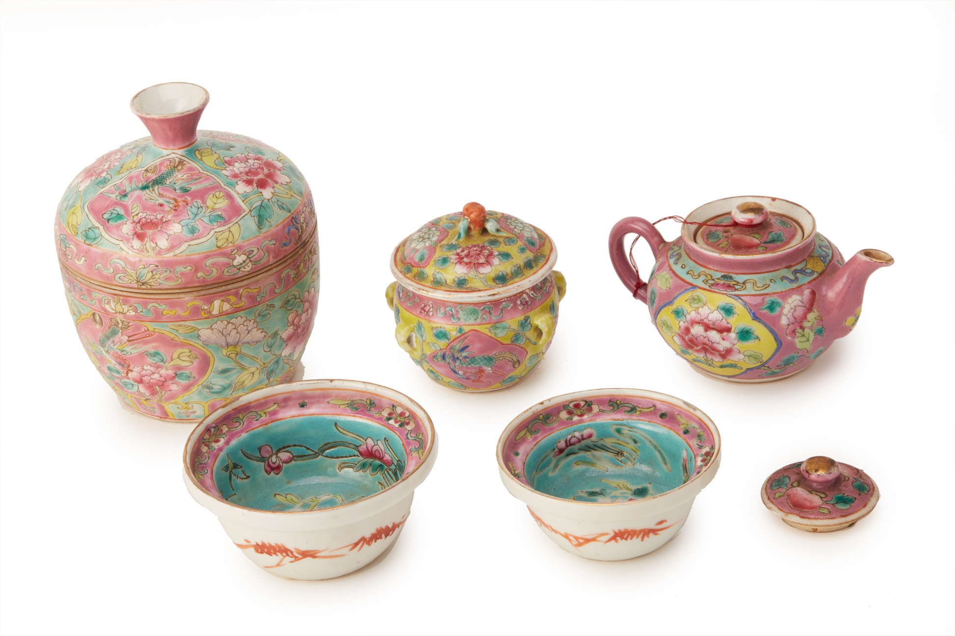 A GROUP OF PERANAKAN CERAMICS - Image 2 of 4