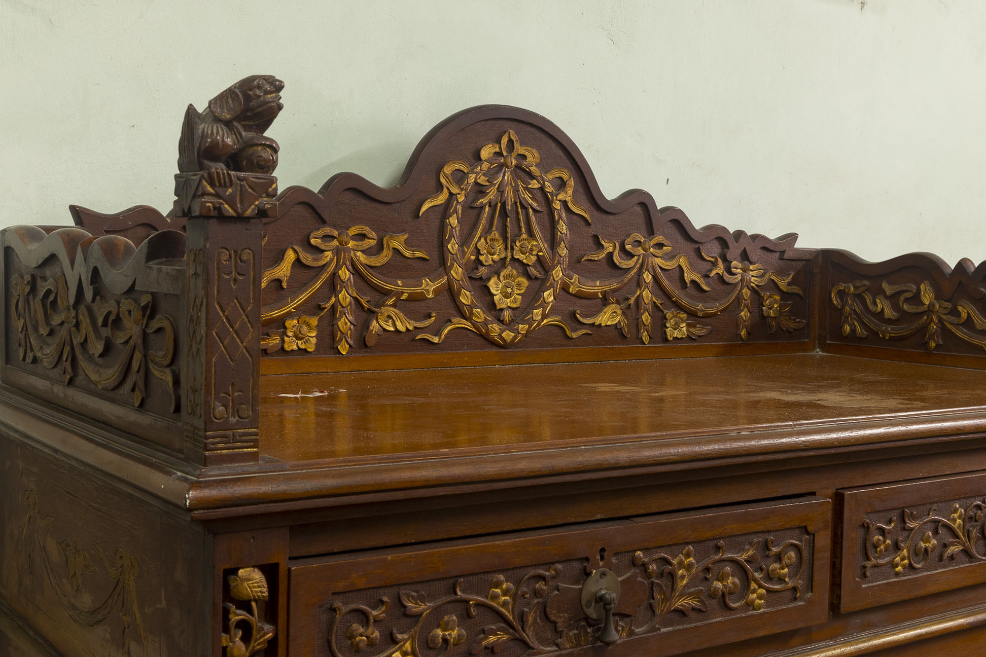 A PERANAKAN CARVED AND PARCEL GILT SIDE CABINET - Image 6 of 6