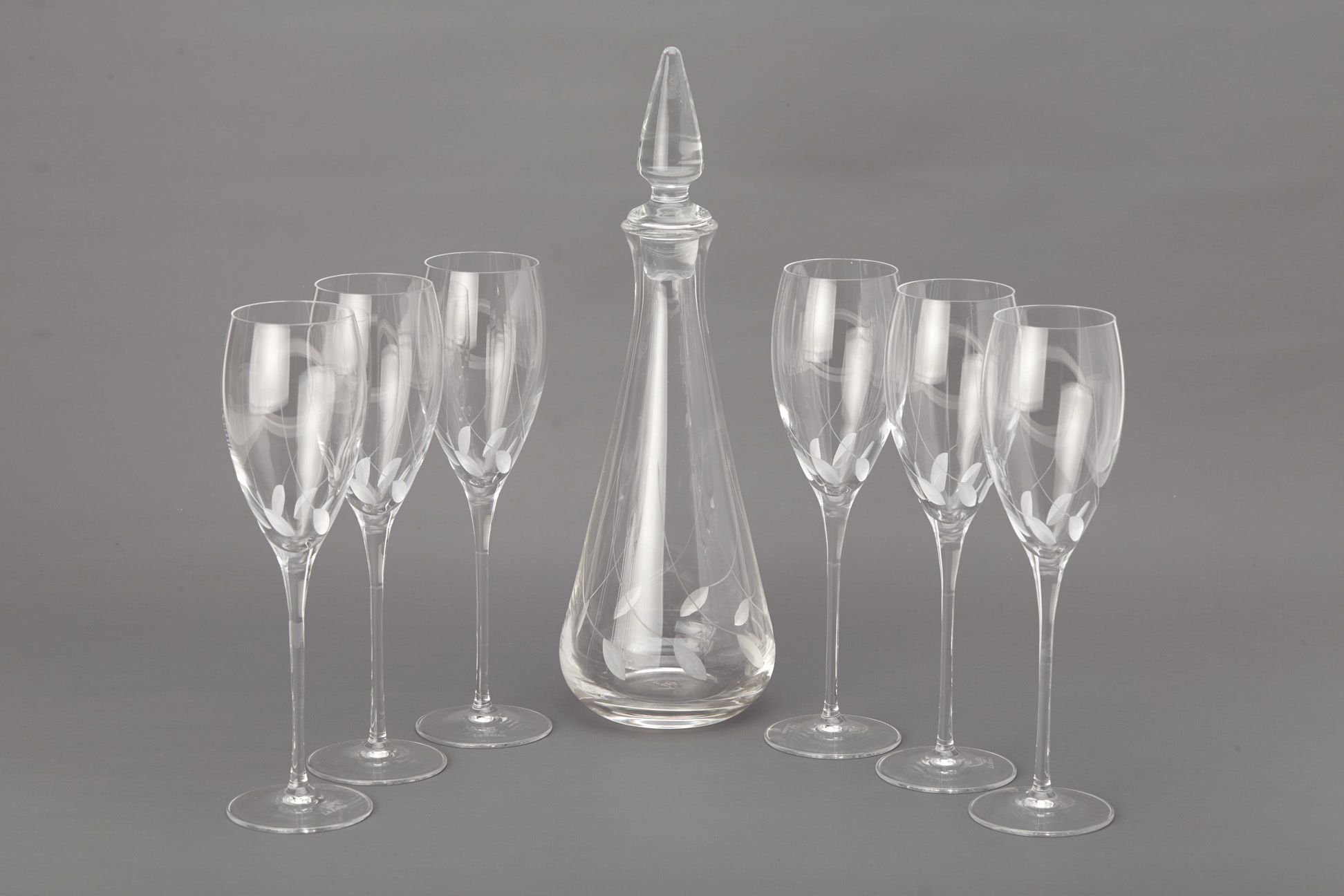 A SET OF SIX LA REINE GLASS FLUTES AND A DECANTER - Image 2 of 3