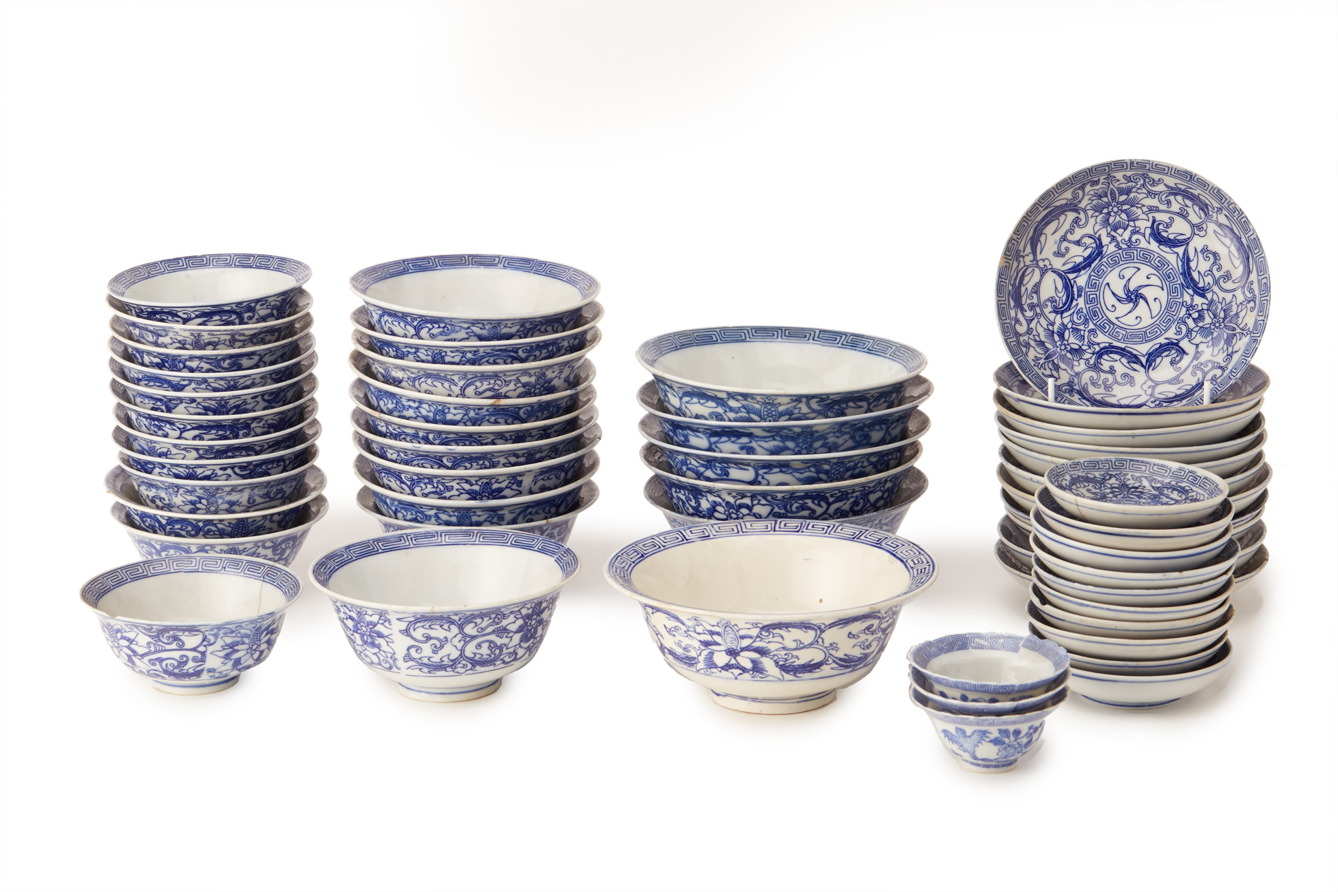 A LARGE GROUP OF BLUE AND WHITE PORCELAIN BOWLS