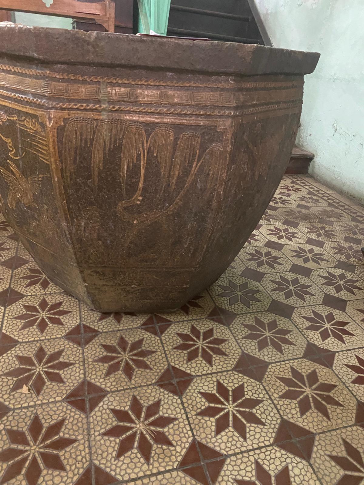 A LARGE HEXAGONAL BROWN GLAZED JARDINIERE - Image 9 of 12